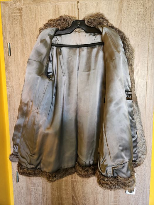 Продавам дамско заешко палто в много добро състояние.