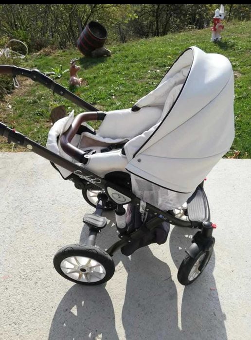 Бебешка количка в бяло