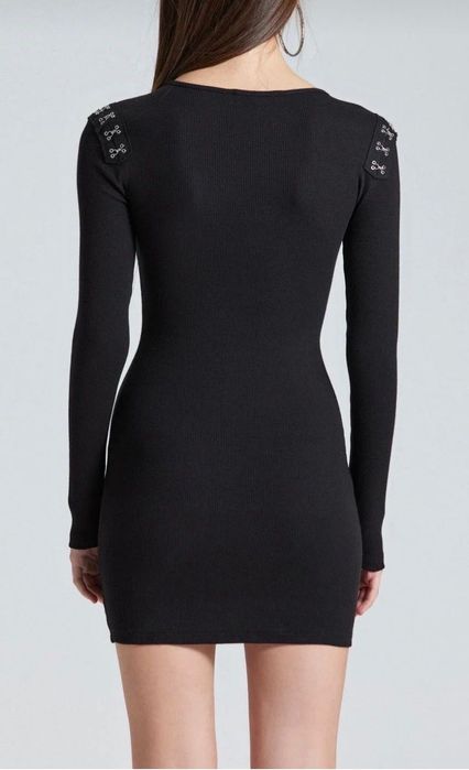Черна еластична рокля с декоративни метални детайли