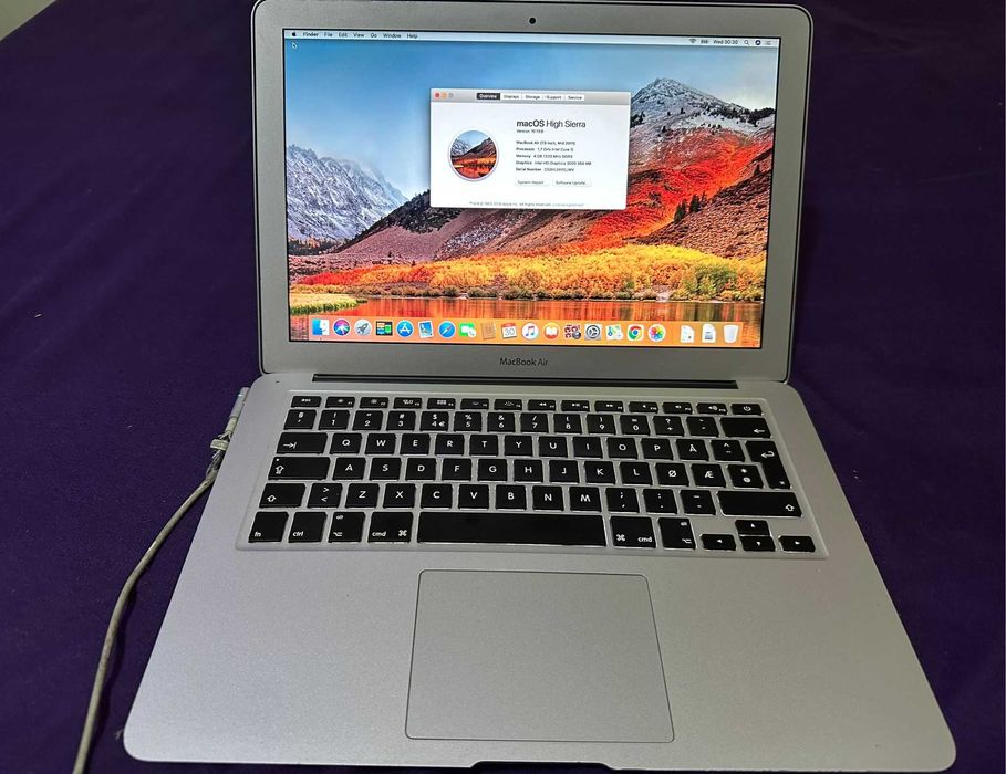 Vand Macbook Air 2011 - i5 , 4GB RAM , 256 SSD