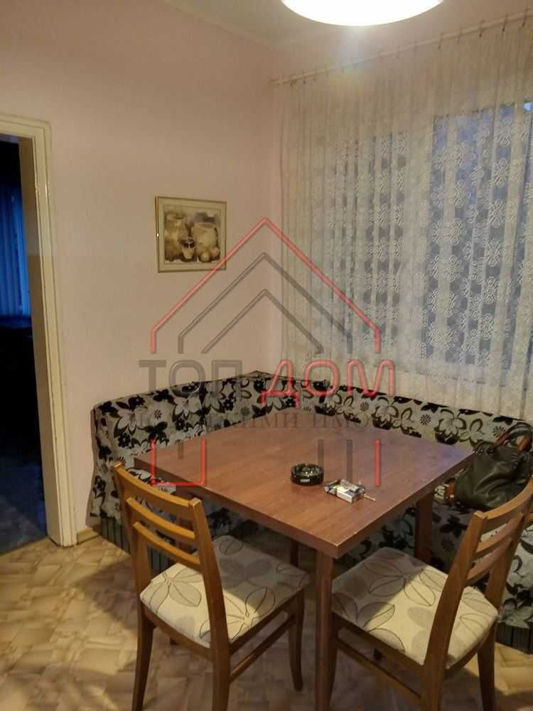 Тристаен! Спортна зала! Втори етаж! Втори етаж! Код 4511