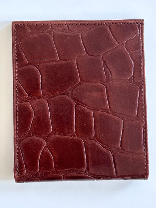 Елегантен кожен ги портфейл неразличим от нов