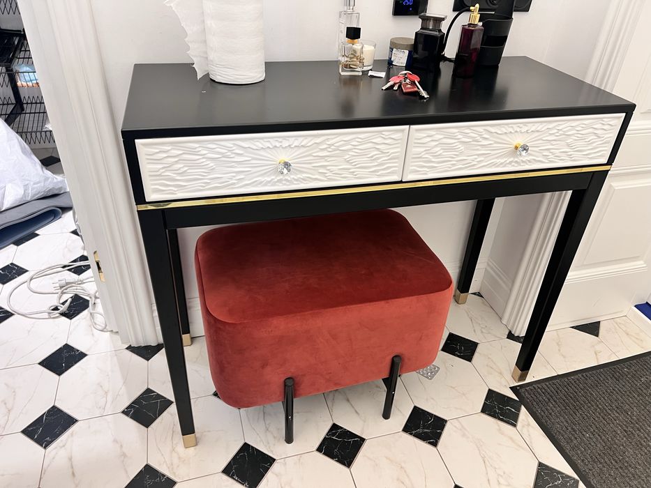 Срочно Продам консоль + пуф в подарок