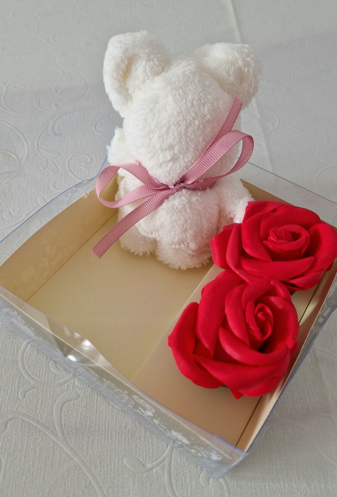 Cutie cadou cu trandafiri din sapun si prosop ursulet