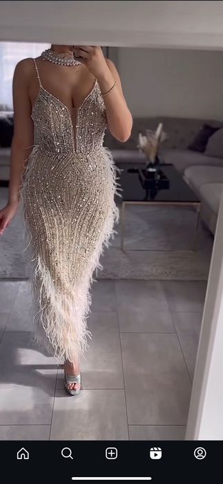 Рокля с камъни, перли и пера