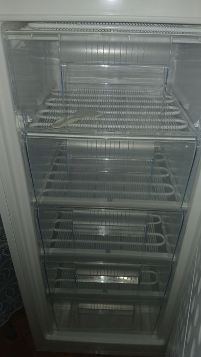 Congelator Hansa in stare buna , fara rugina folosit 1 an.