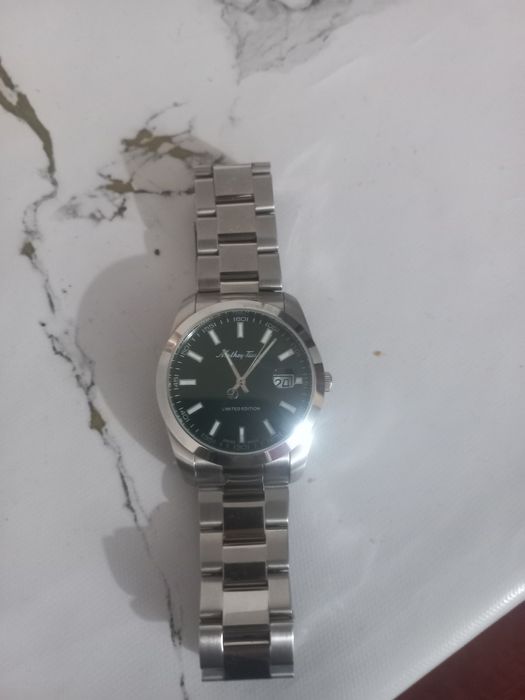 Часы продается с коробкой срочно