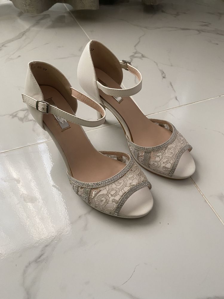 Pantofi eleganti