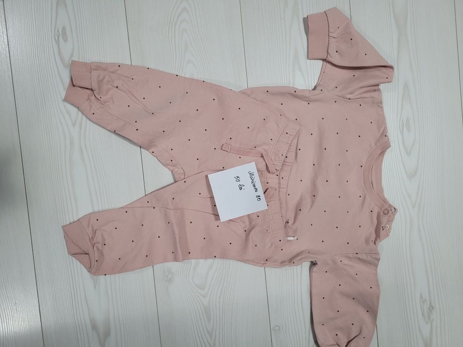 Vand haine mărimea 80,preț pe bucata
Nu asigur transport