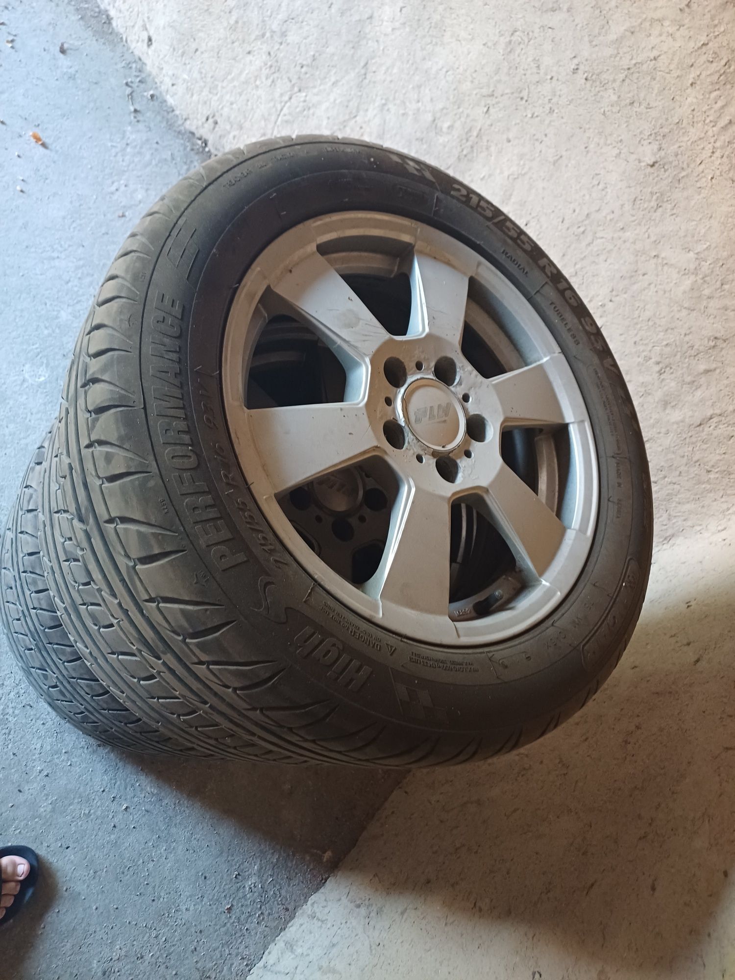 Vând jante de aliaj cu tot cu cauciucuri de vară 215 55 r16