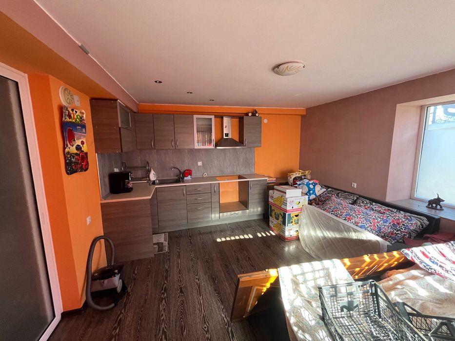 Продава се имот с две жилищни сгради – гр. Казанлък, ул. „Радецка“