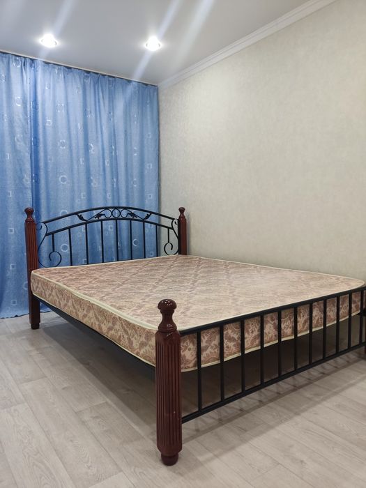 Продам кровать 2-х спальную с матрасом