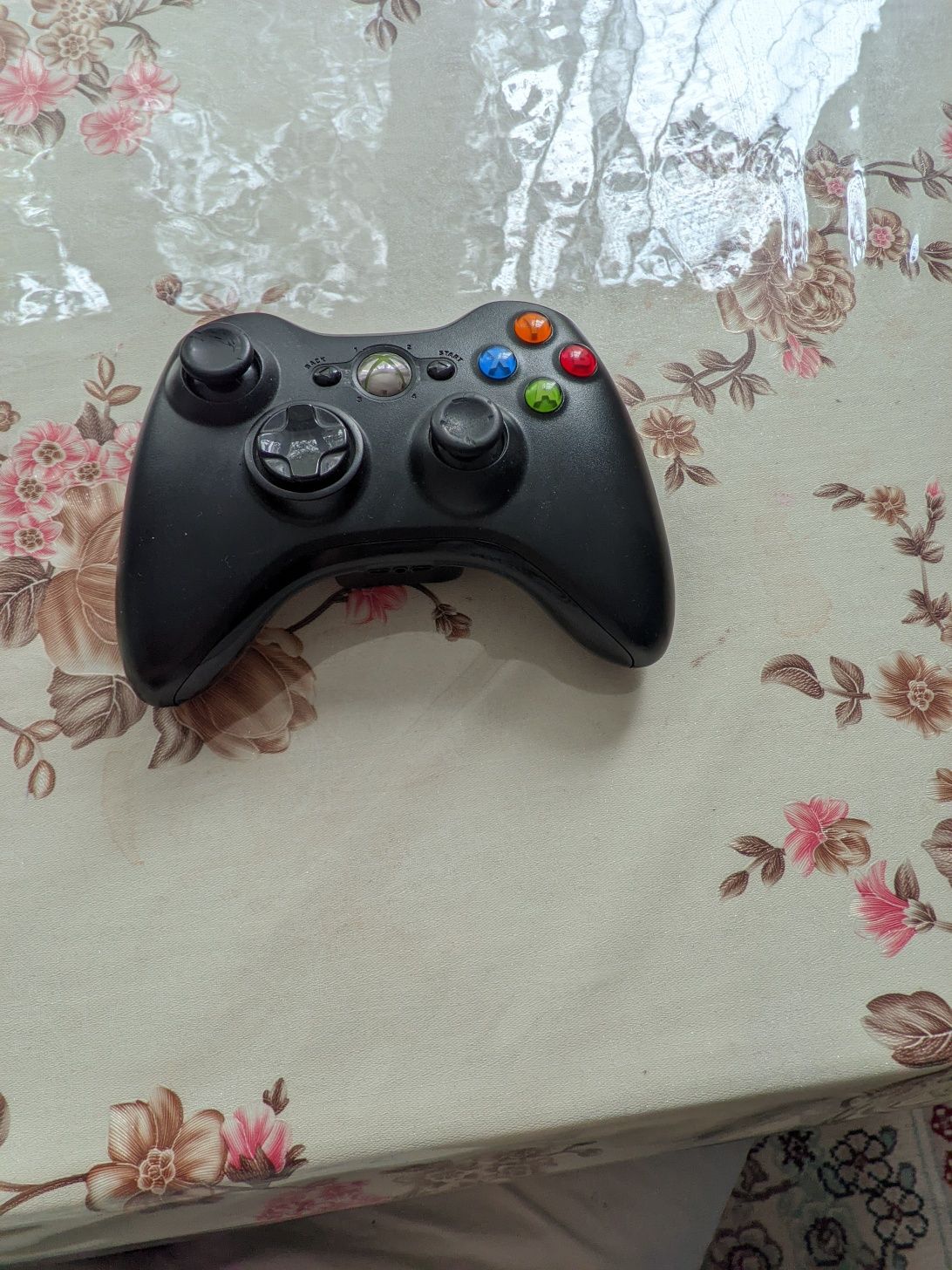 Xbox 360 б/у в хорошом состояние дисков нет