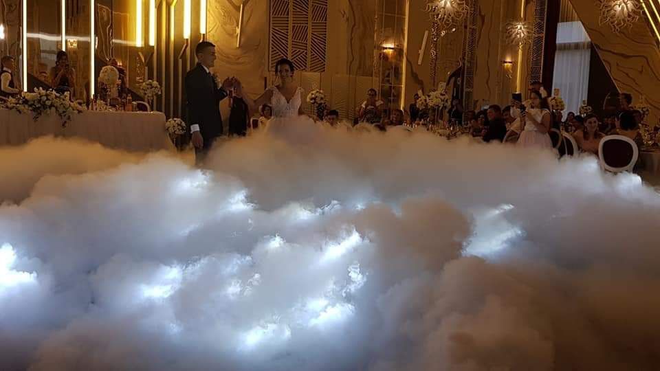 Fum greu valsul mirilor,sonorizări,fruit bar,hostess recepție,echipaDj