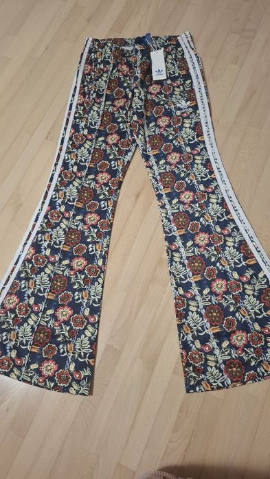 Pantaloni noi Adidas