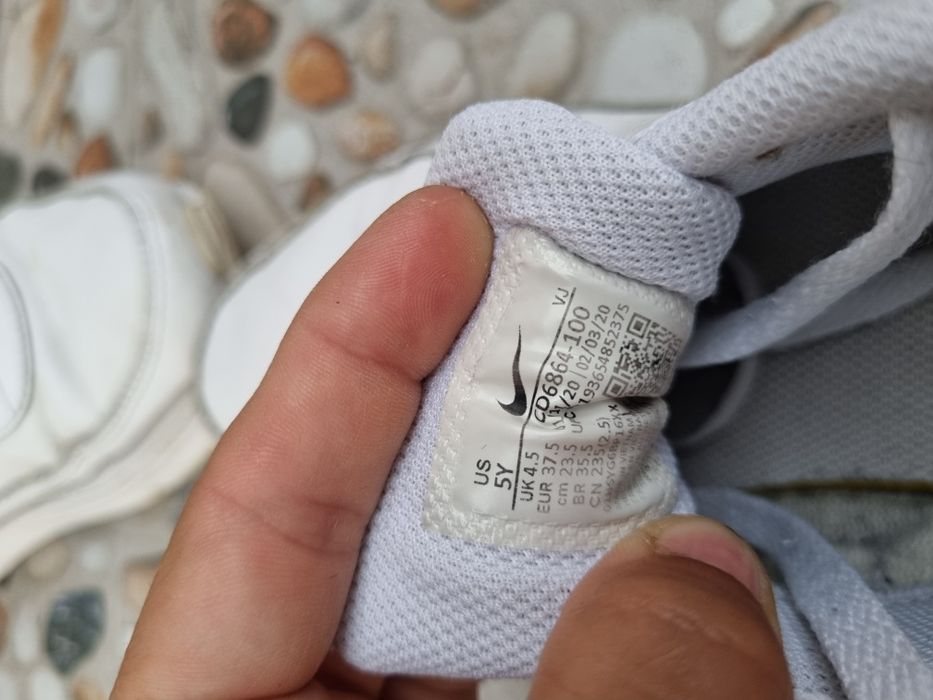 Vând adidași Nike.