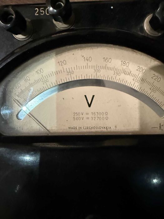 Аналогов волтметър