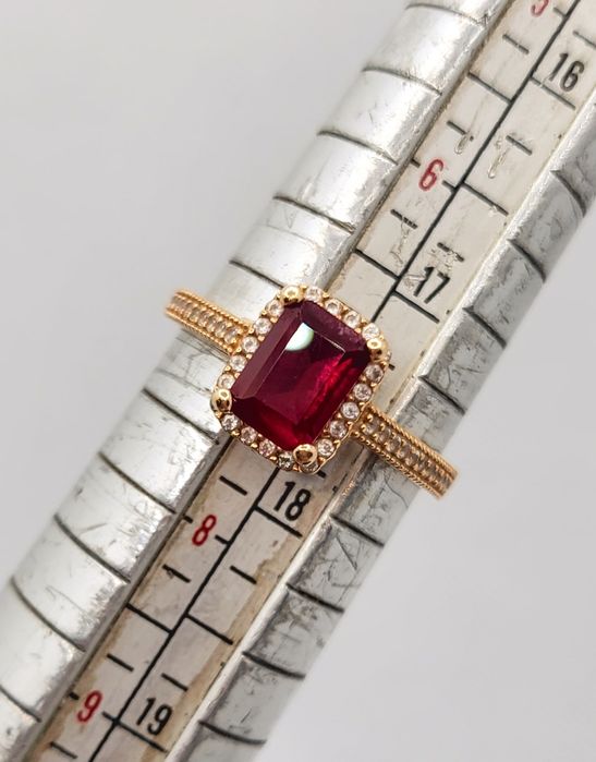 Inel din aur 14K cu pietre semiprețioase albe și rubin – mărimea 55