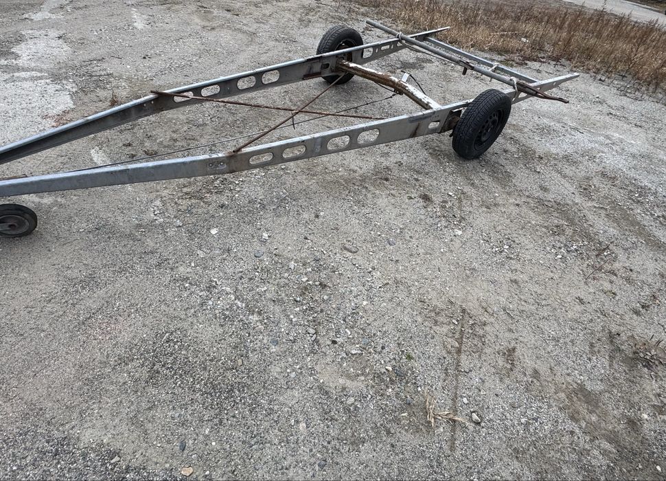 Remorca pe o axa de baloti -  lemne