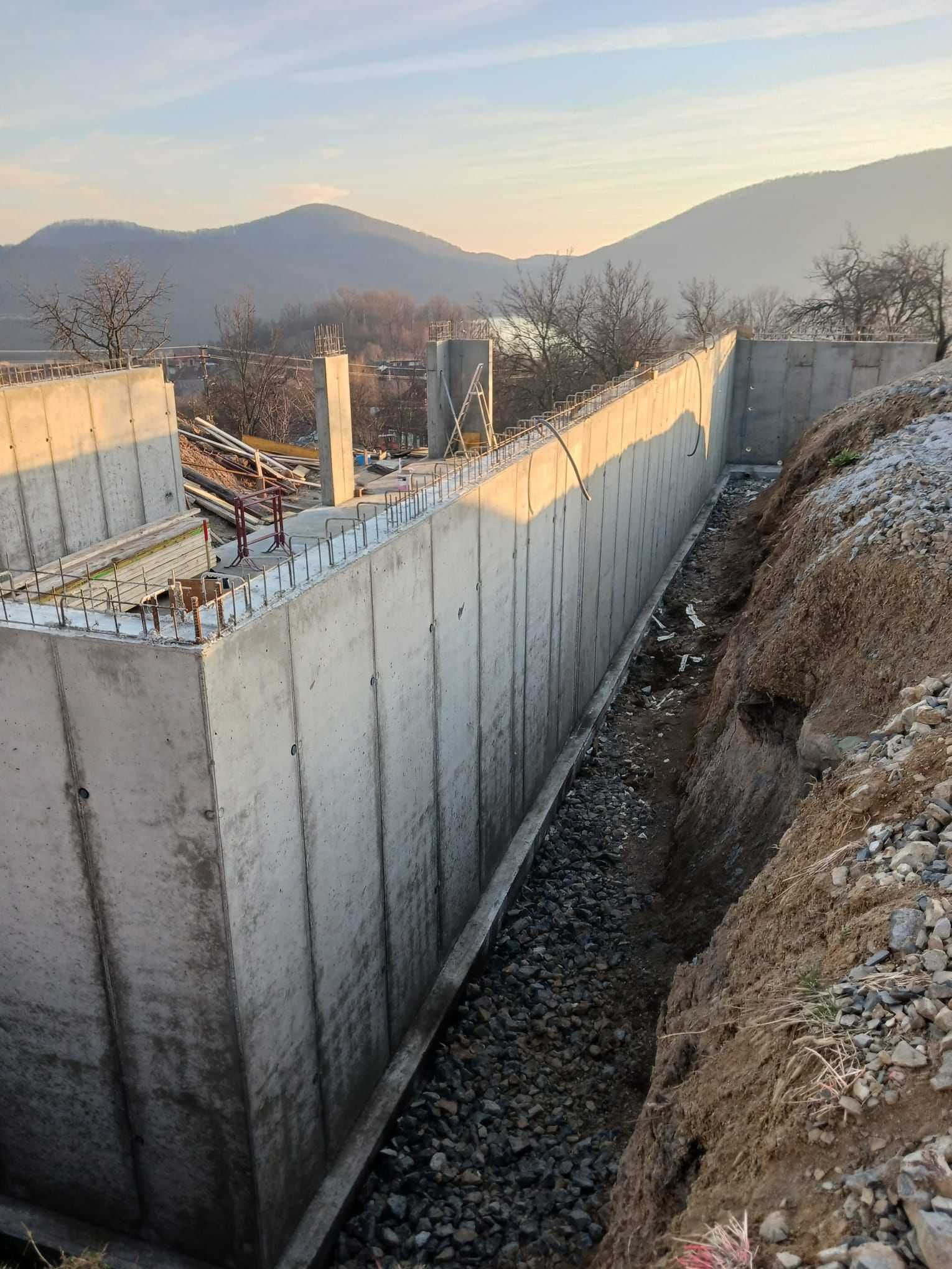Execut construcții beton: garaje, beciuri, garduri cu panouri Doka