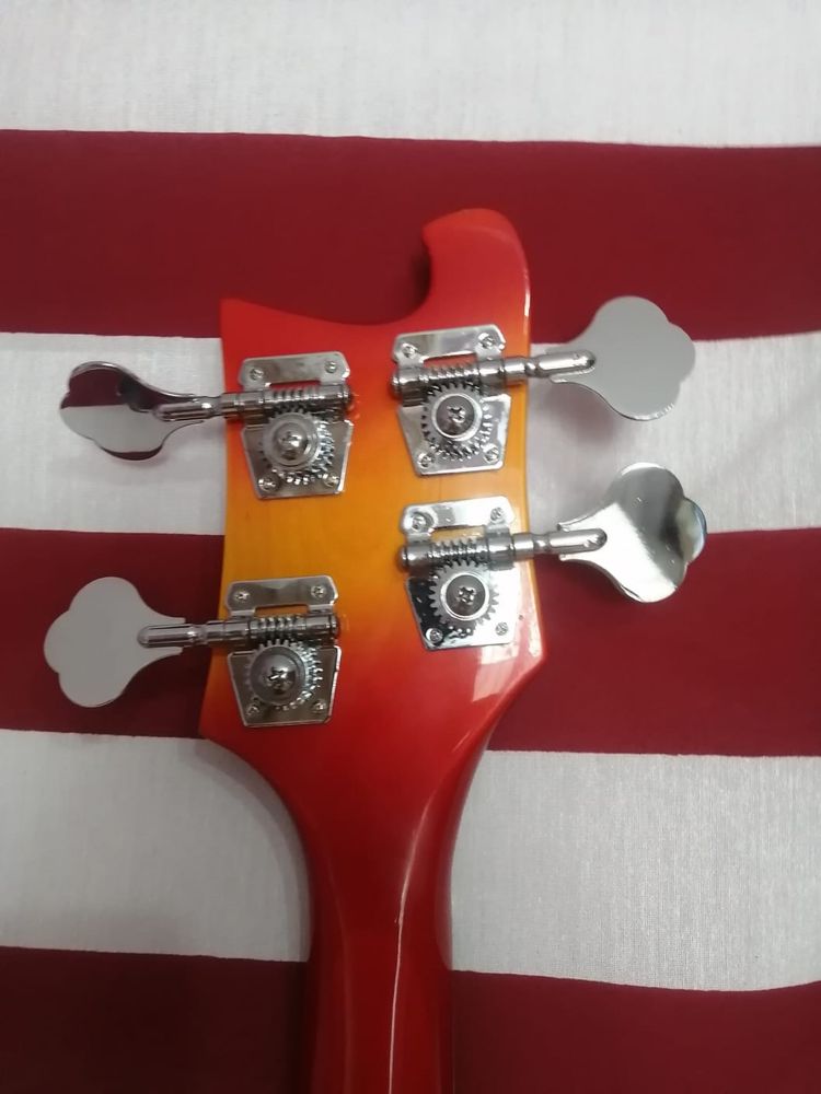 Продам бас гитару Rickenbacker в идеальном состоянии