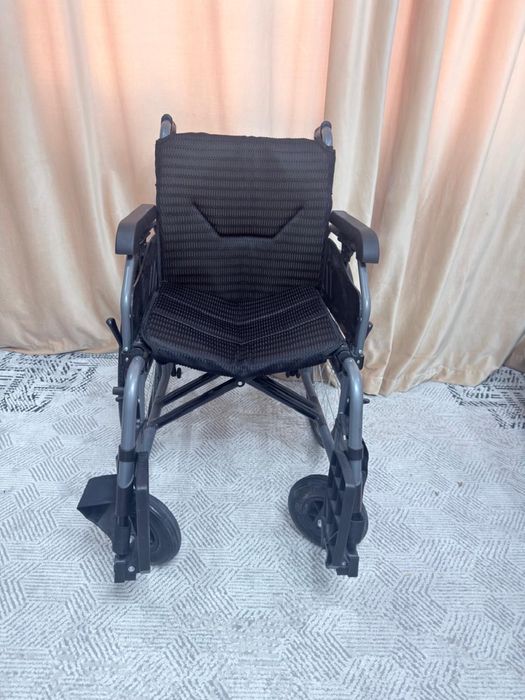 Продам инволидную коляску новая