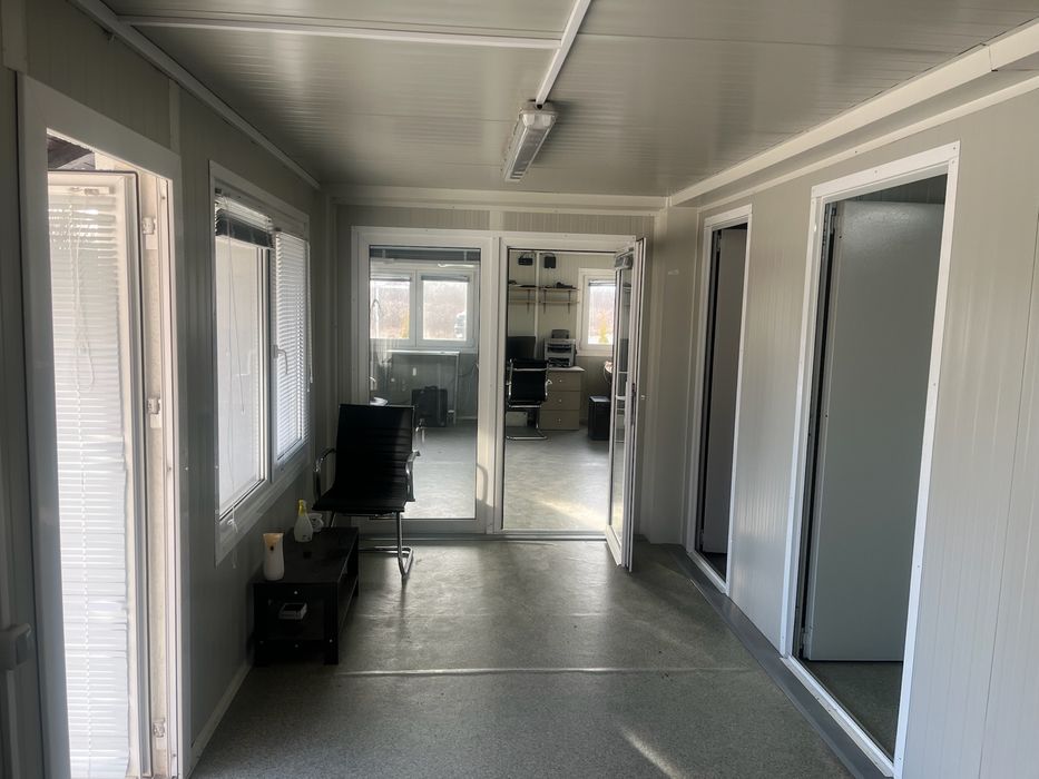 Constructie mobila din 4 containere cu sistem fotovoltaic