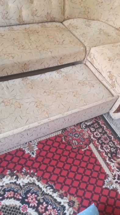 Угловой диван в хорошем состоянии