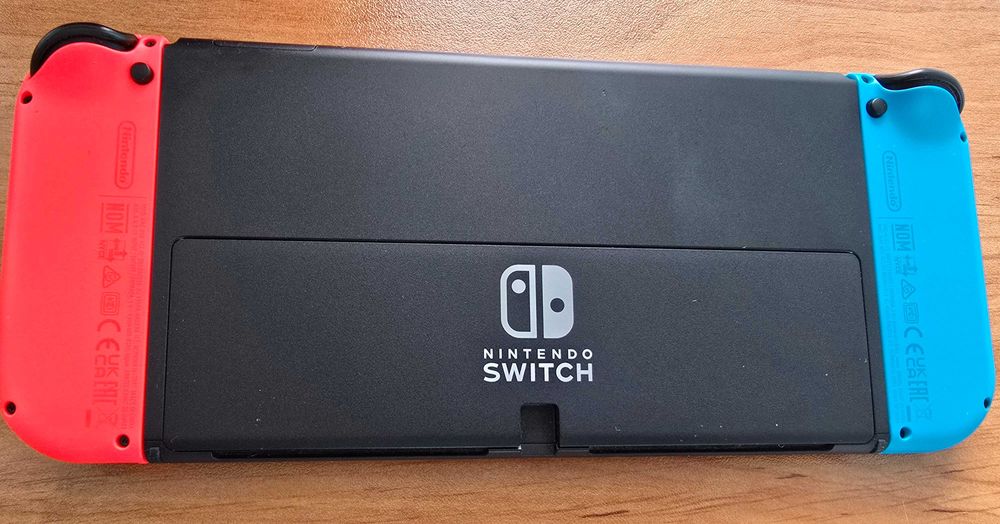 Nintendo Switch OLED 64 gb + 256 gb microSD + grip case + всички игри.