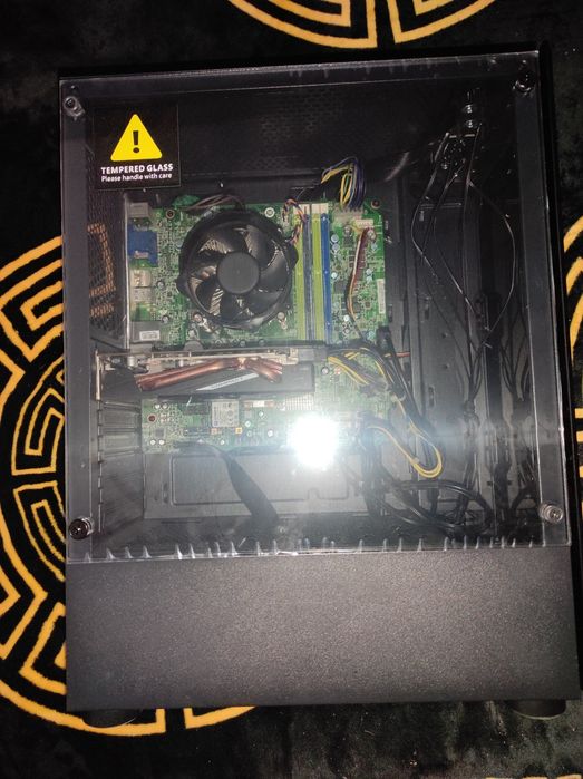 PC perfect funcțional ddr3. Ssd 60gb placă video 2 gb RAM 4GB Win10
