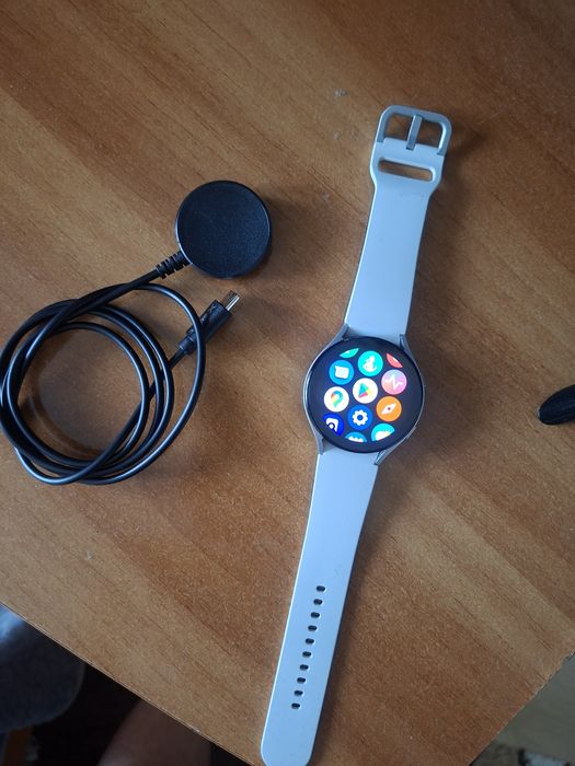 Ceas smart watch 5 vine cu încărcător stare perfectă  300lei