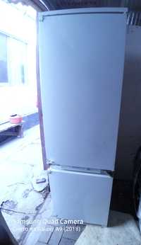 Продам двухкамерный холодильник Ariston