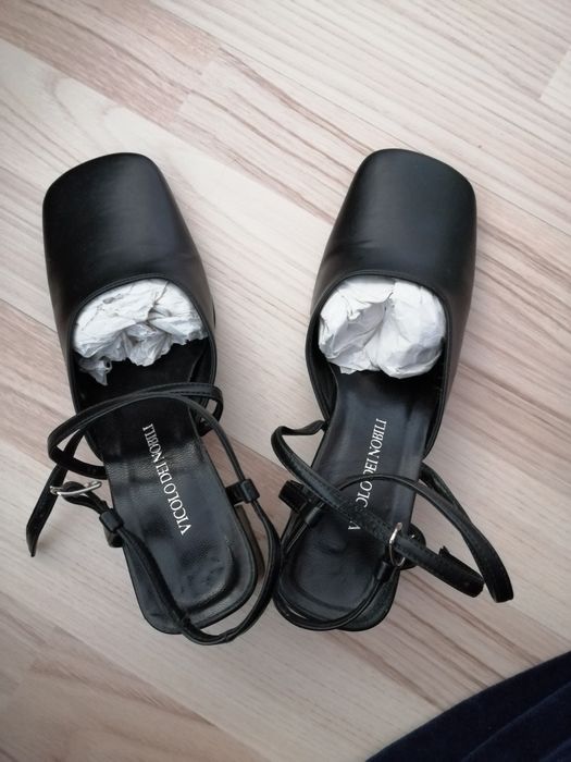 Pantofi negri din piele decupați în spate