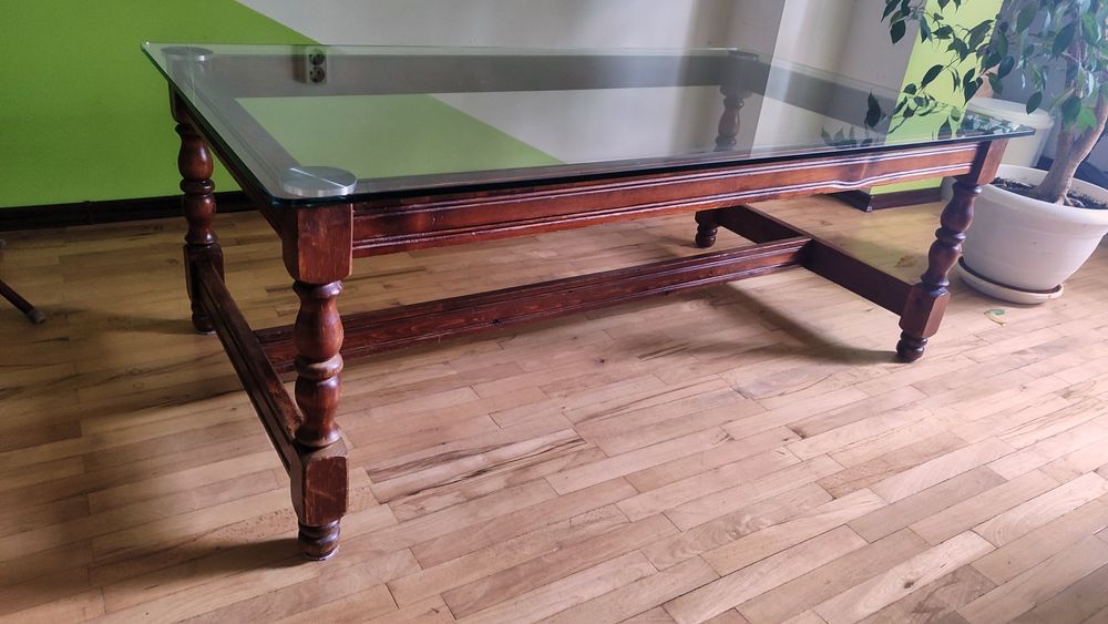 Холна стъклена маса с дървени крака