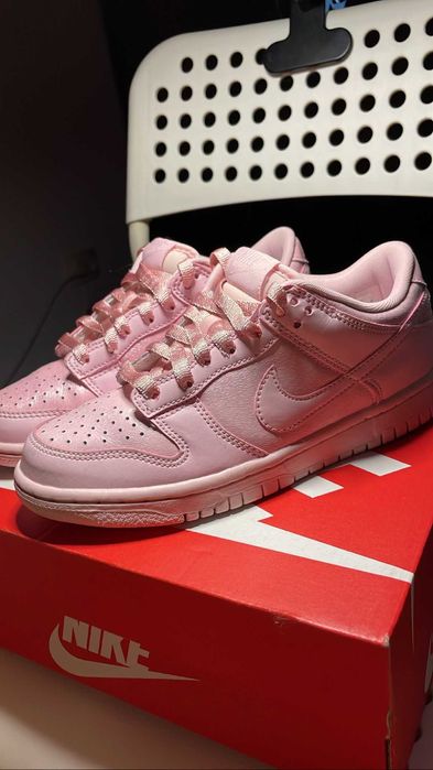 De vanzare Adidasi NIKE DUNK LOW SE (GS) nr 36,noi,in cutie
