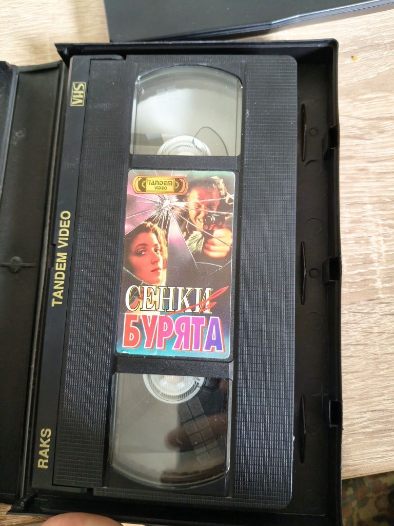 Оригинална VHS касета „Сенки в бурята“ – Тандем Видео (94 минути)