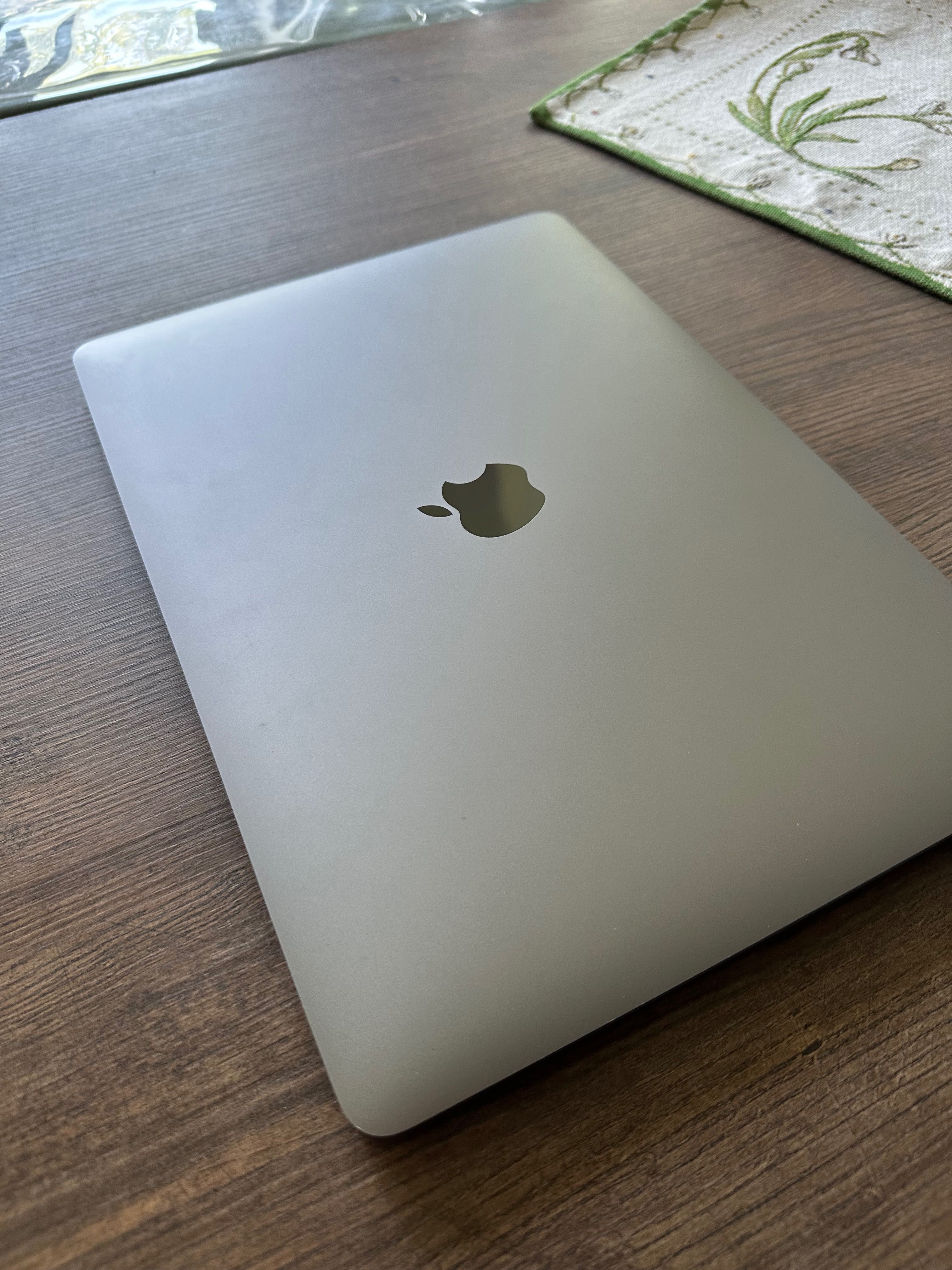 MacBook Pro 2019 13" i5/256/8