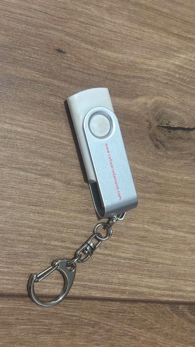Card de memorie USB 8GB – alb, cu breloc, folosit