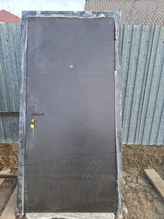 Продам входную железную дверь