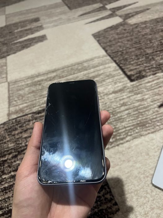Vând 2 iphone-uri stricate, unul iphone 11 celălalt iphone X