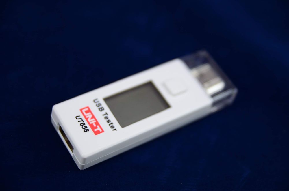 USB (тип А) измервател за ток и напрежение UNI-T, нов, немски,