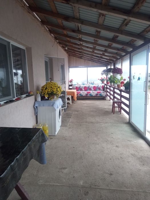 Vând casa la curte cu toate utilitățile