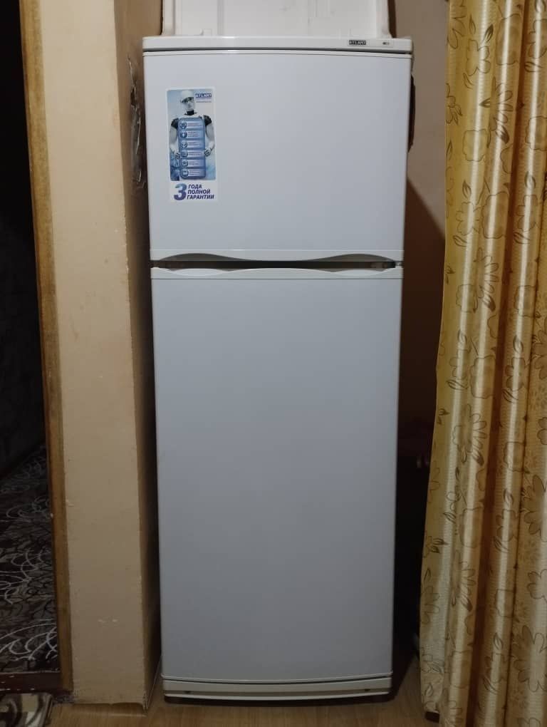 Холодильник двухкамерный (не дорого)