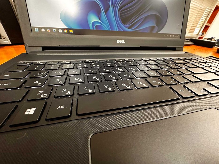 Лаптоп Dell Inspiron 5588 15.6 инча i7 500GB SSD 16GB RAM Перфектен