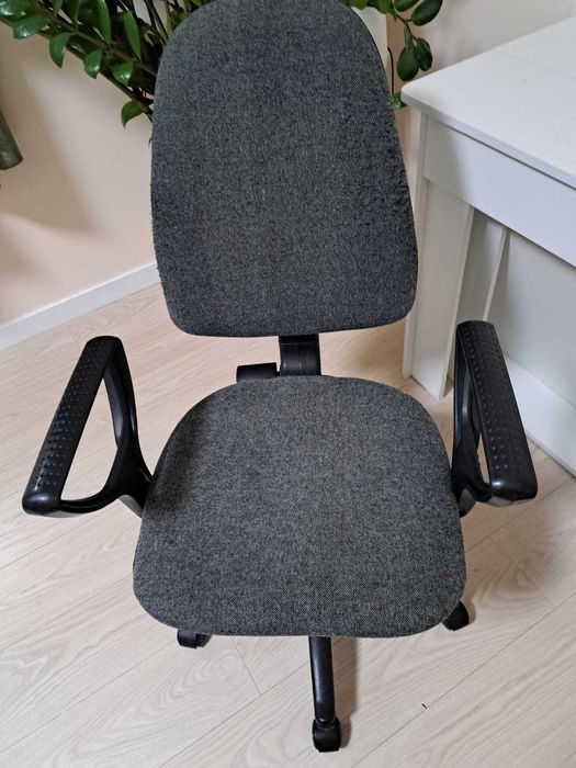 кресло офисное серое