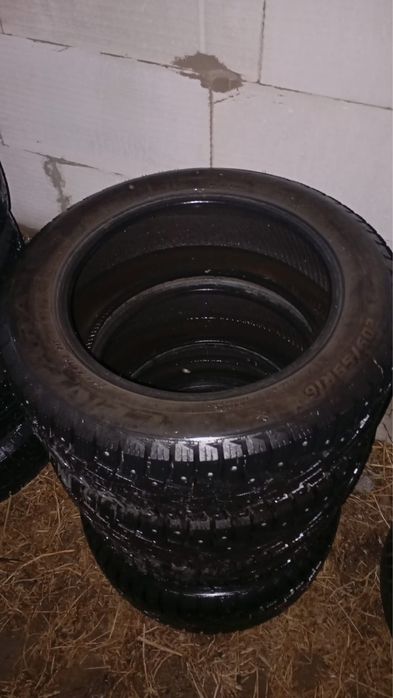 Комплект зимних шин CENTARA 205/55/16  шипы в отличном состоянии