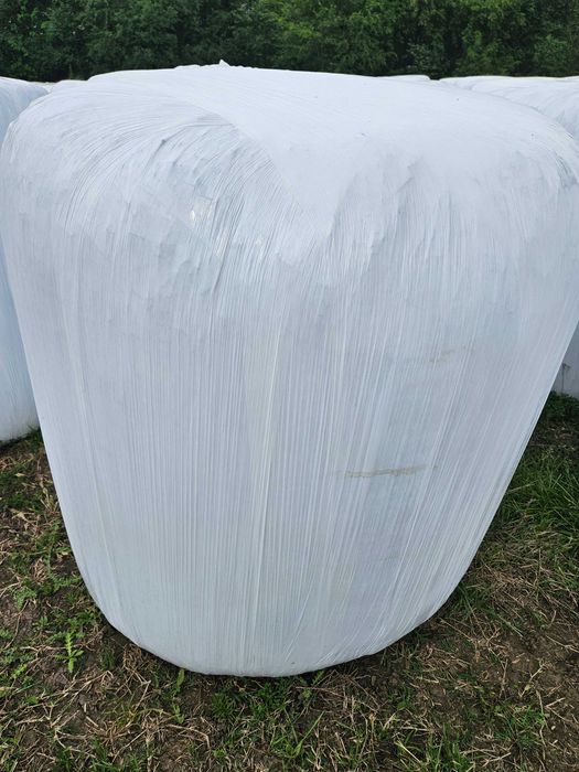 Фолирани бали от люцерна,    и ечемични рулонни бали