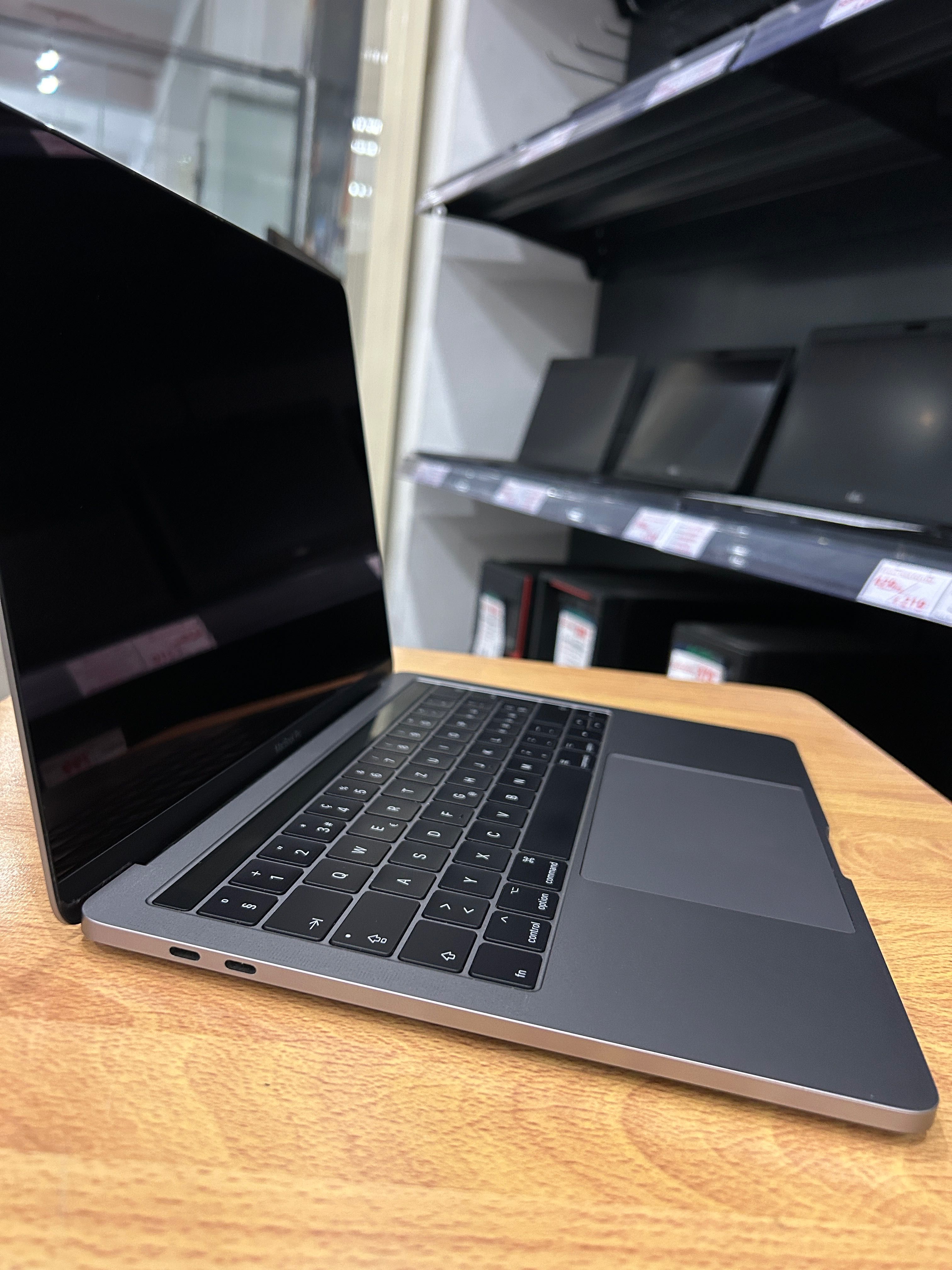 Като нов! Лаптоп MacBook PRO i5/8/256/ A1706 - mid 2017 Touchbar
