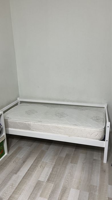 Кровать детская с матрасом
