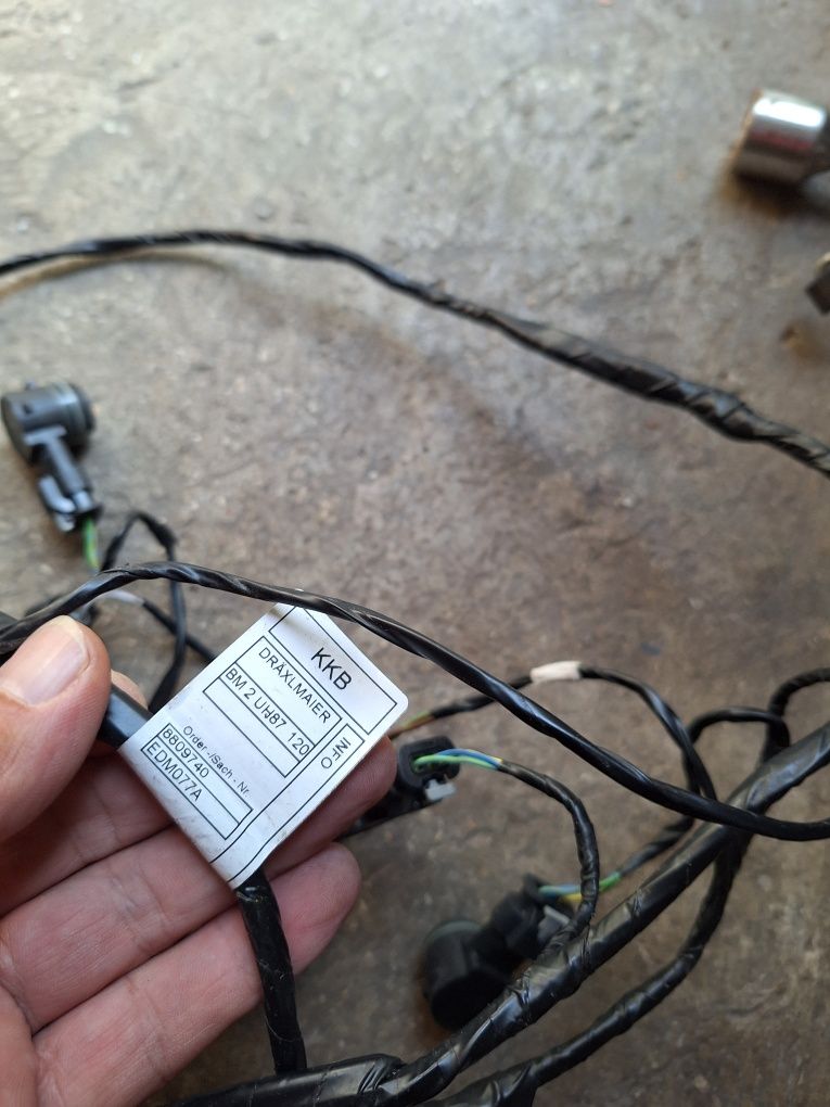 Vând set 6 senzori parcare cu displey cu mufe complecte  pt BMW X4